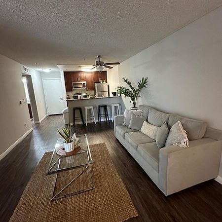 Incredible Two Bedroom Hollywood Apartments Free Parking ลอสแอนเจลิส ภายนอก รูปภาพ