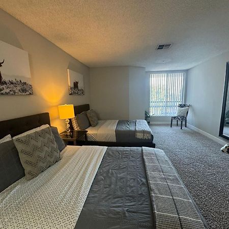 Incredible Two Bedroom Hollywood Apartments Free Parking ลอสแอนเจลิส ภายนอก รูปภาพ