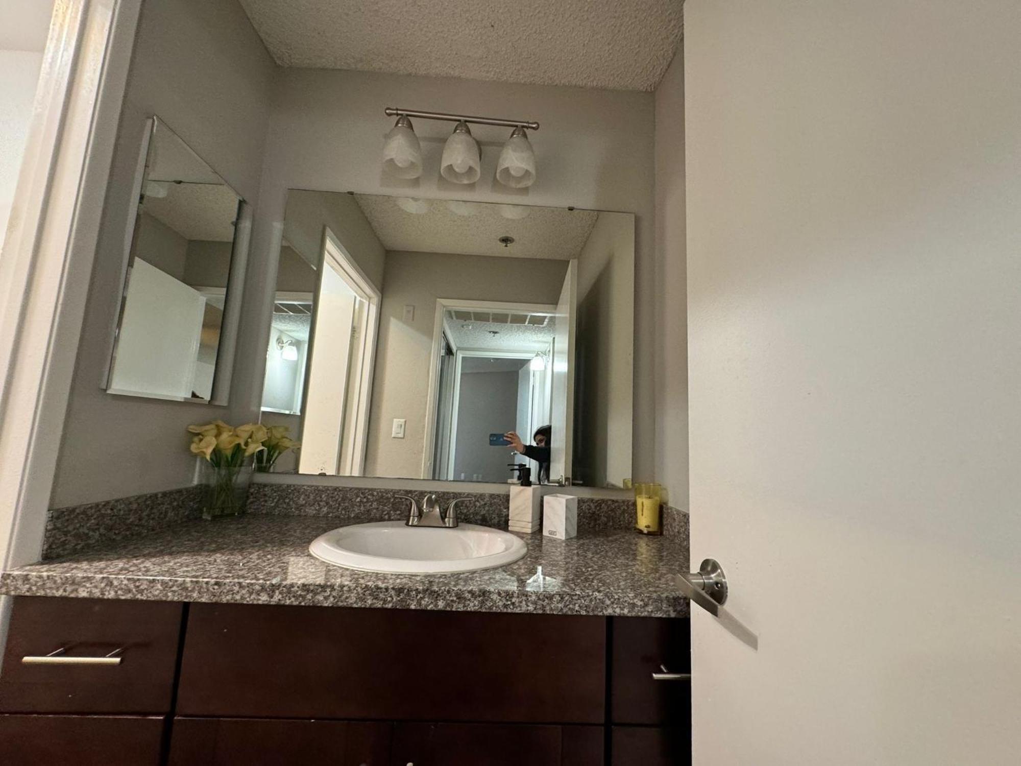 Incredible Two Bedroom Hollywood Apartments Free Parking ลอสแอนเจลิส ภายนอก รูปภาพ