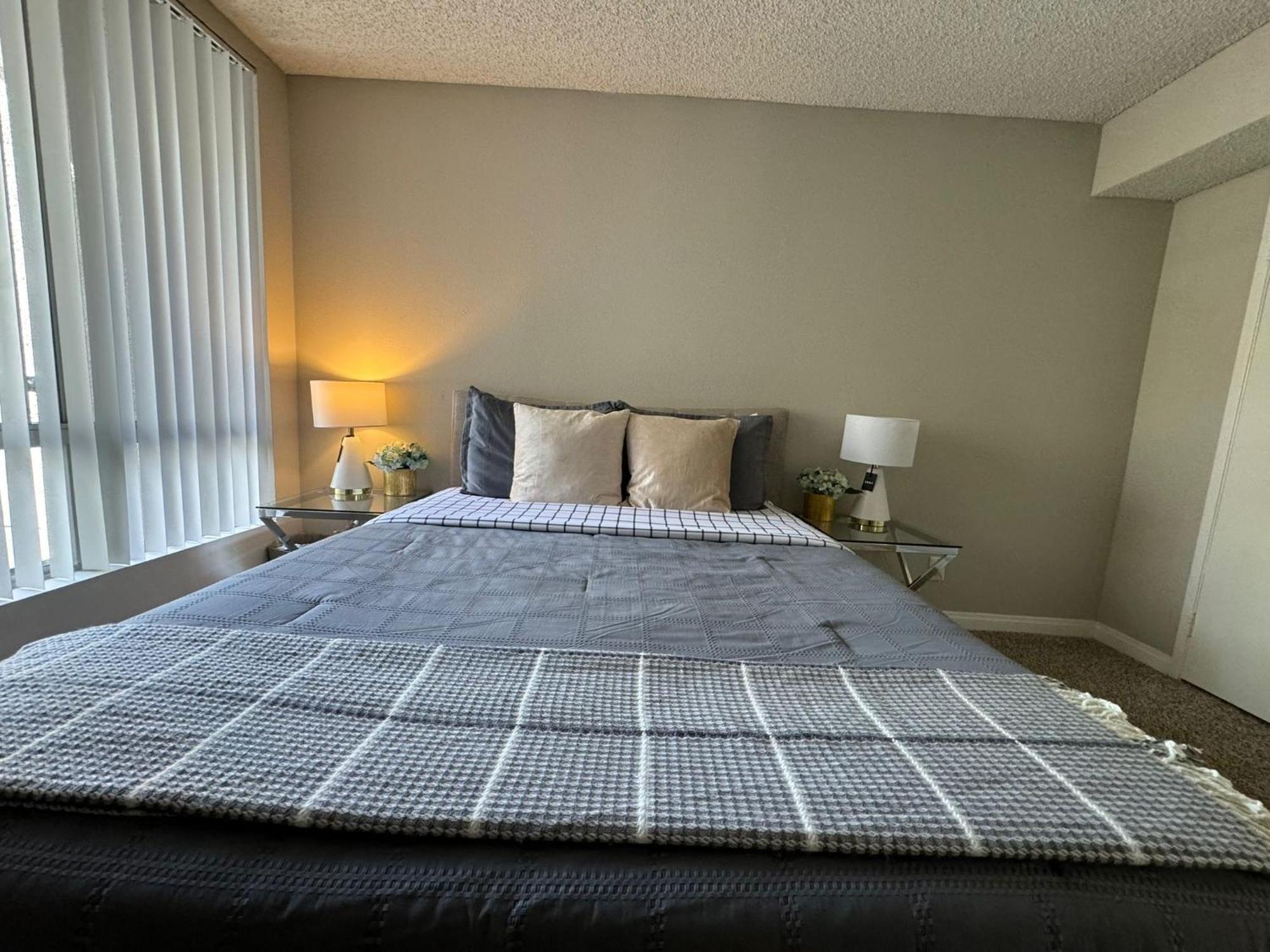 Incredible Two Bedroom Hollywood Apartments Free Parking ลอสแอนเจลิส ภายนอก รูปภาพ