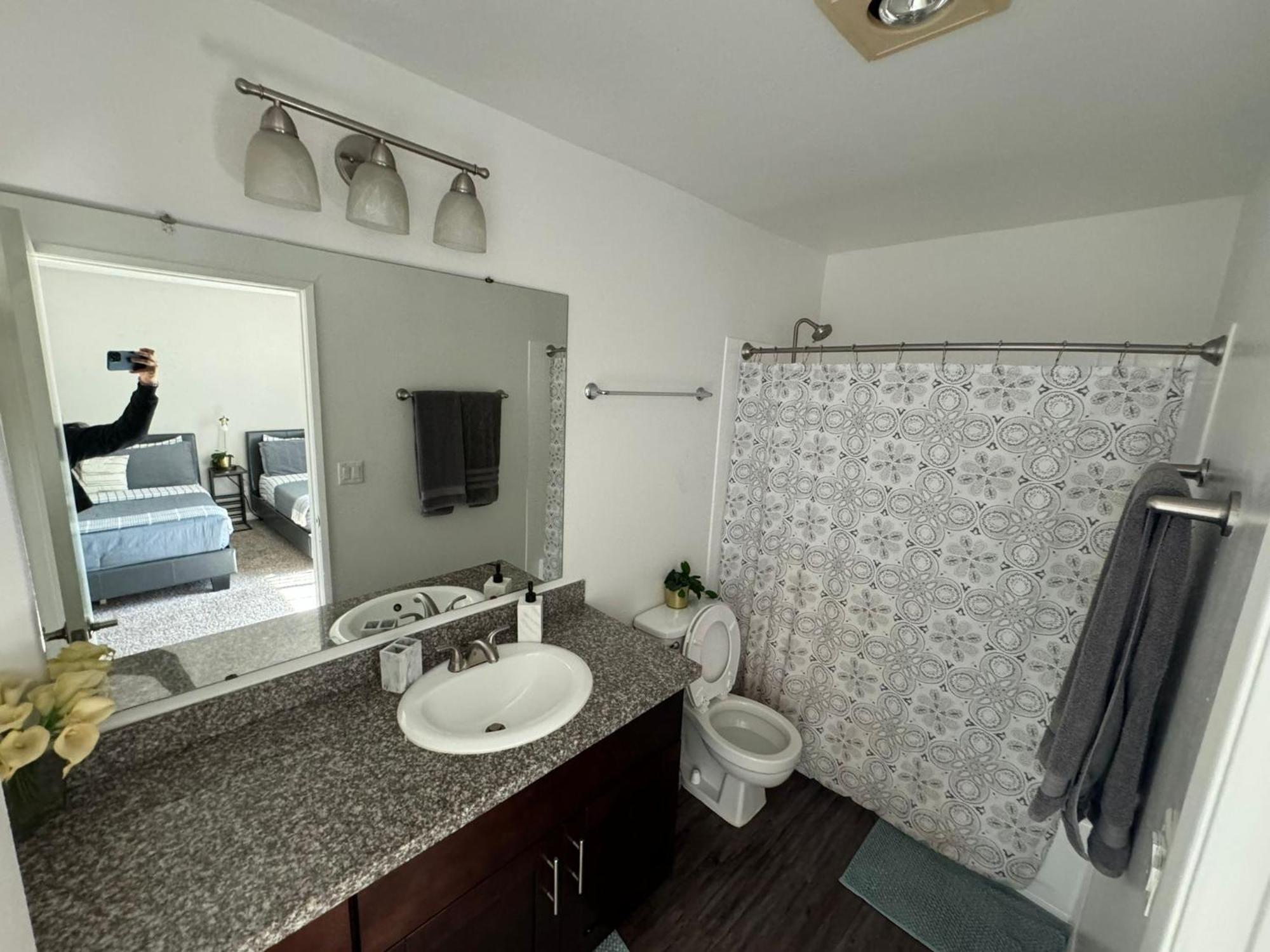 Incredible Two Bedroom Hollywood Apartments Free Parking ลอสแอนเจลิส ภายนอก รูปภาพ