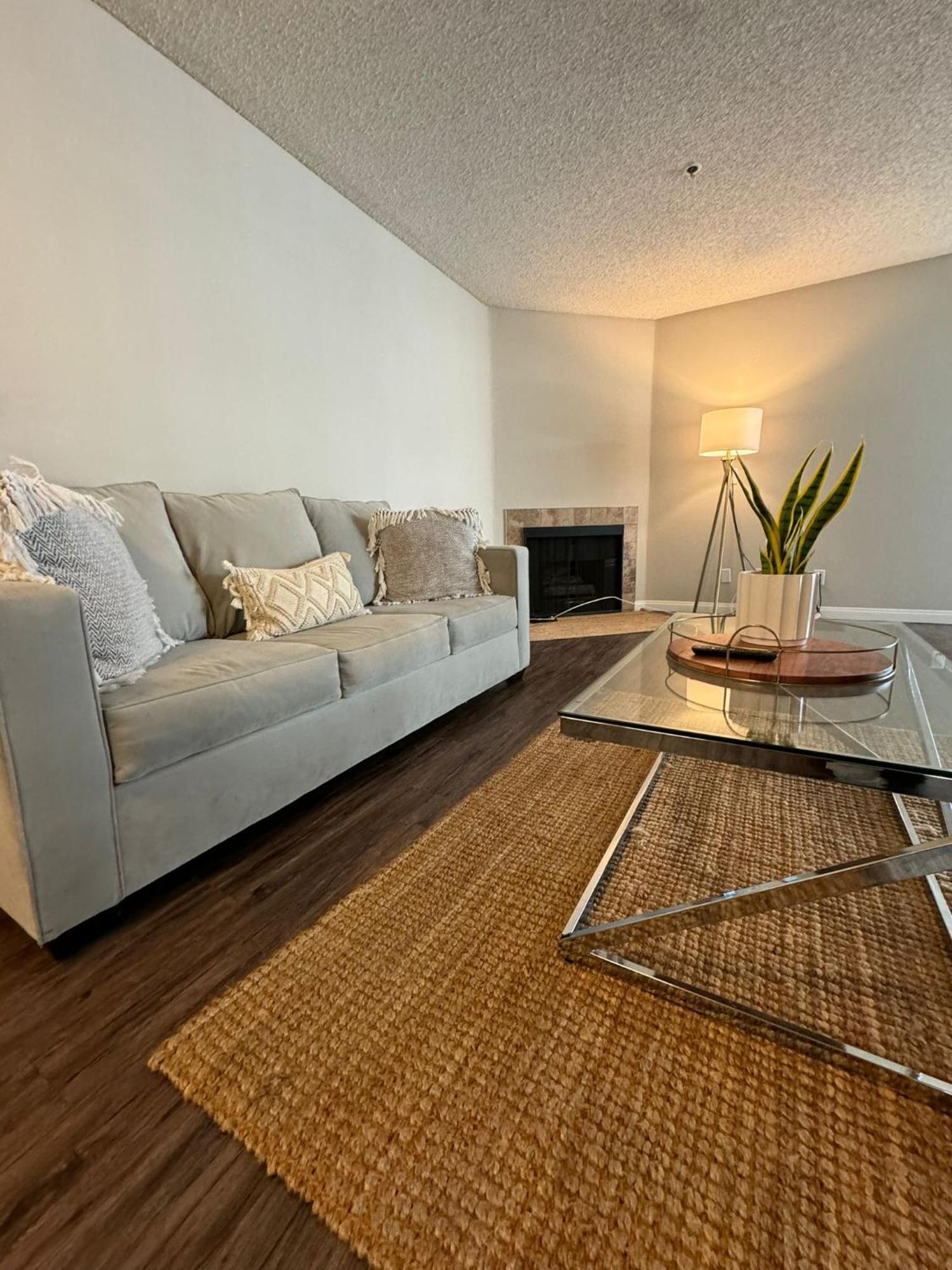 Incredible Two Bedroom Hollywood Apartments Free Parking ลอสแอนเจลิส ภายนอก รูปภาพ