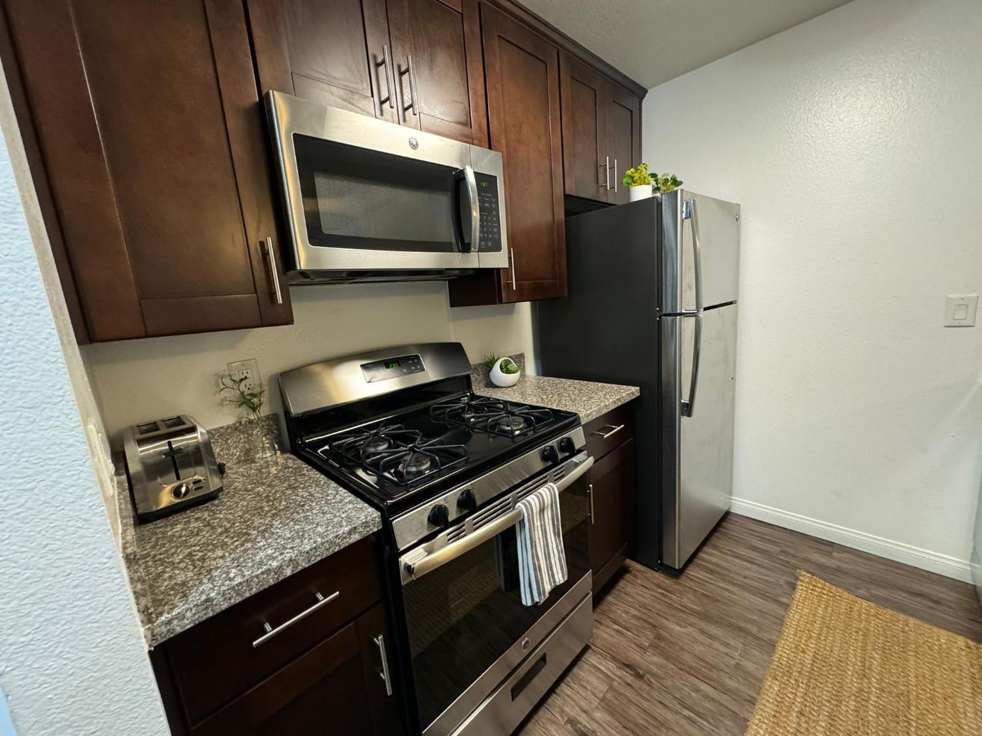 Incredible Two Bedroom Hollywood Apartments Free Parking ลอสแอนเจลิส ภายนอก รูปภาพ
