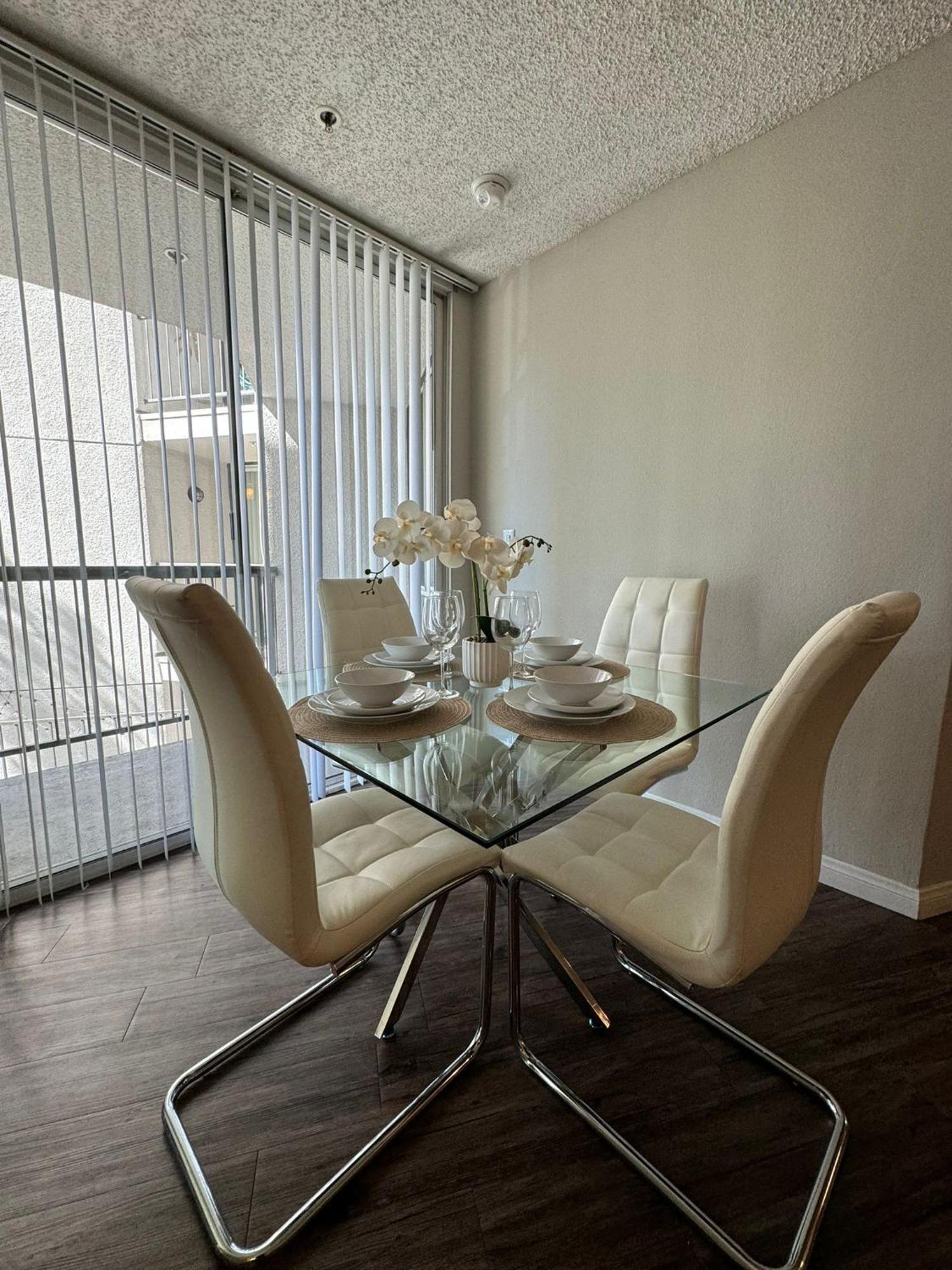 Incredible Two Bedroom Hollywood Apartments Free Parking ลอสแอนเจลิส ภายนอก รูปภาพ