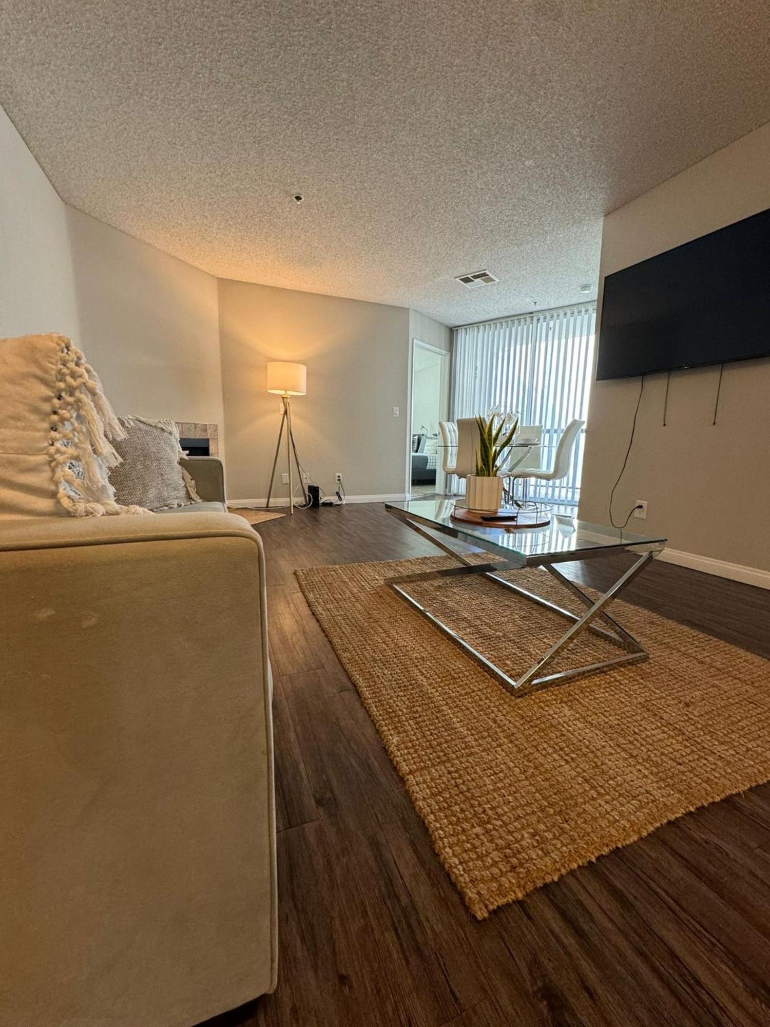 Incredible Two Bedroom Hollywood Apartments Free Parking ลอสแอนเจลิส ภายนอก รูปภาพ