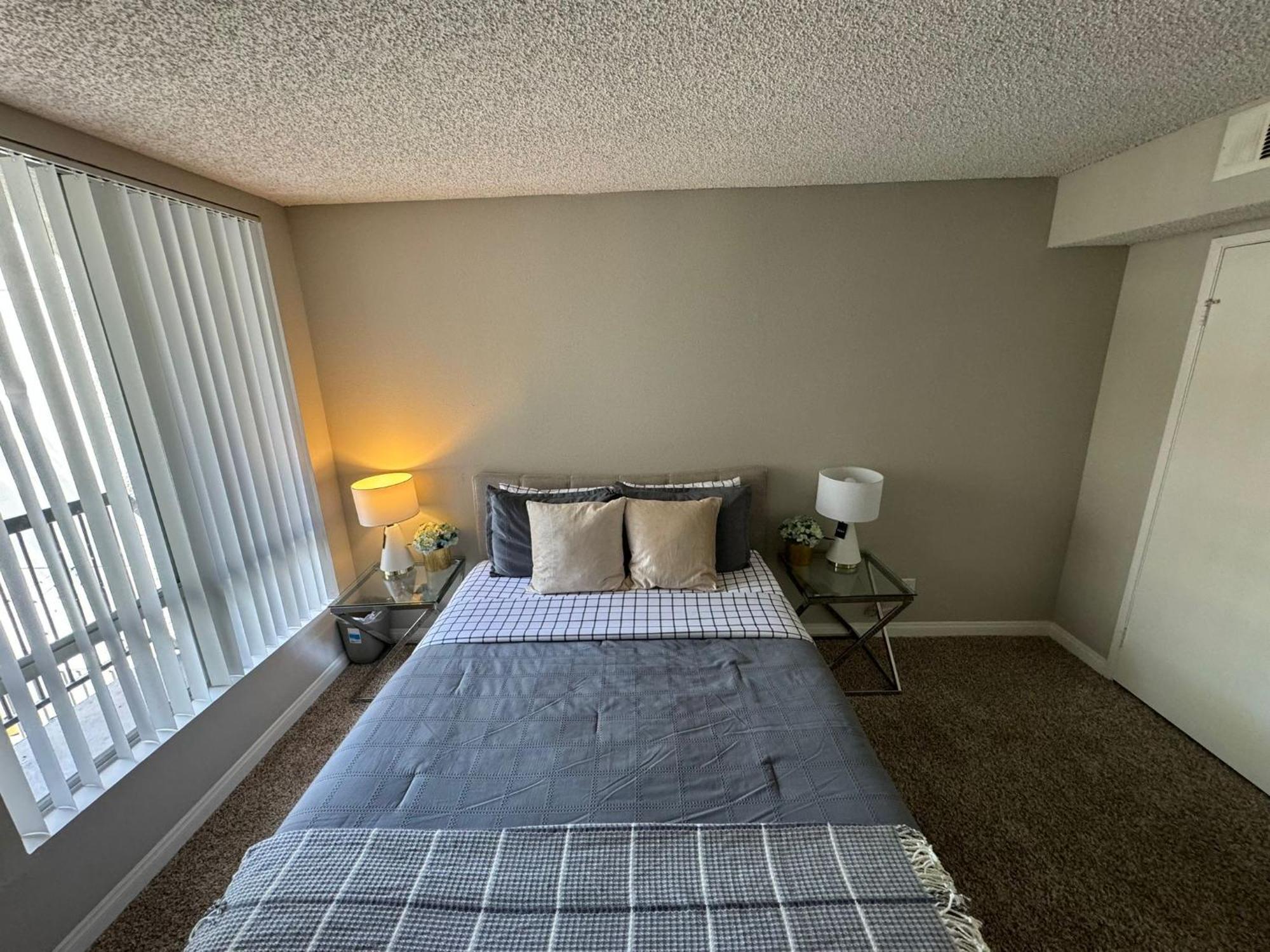 Incredible Two Bedroom Hollywood Apartments Free Parking ลอสแอนเจลิส ภายนอก รูปภาพ