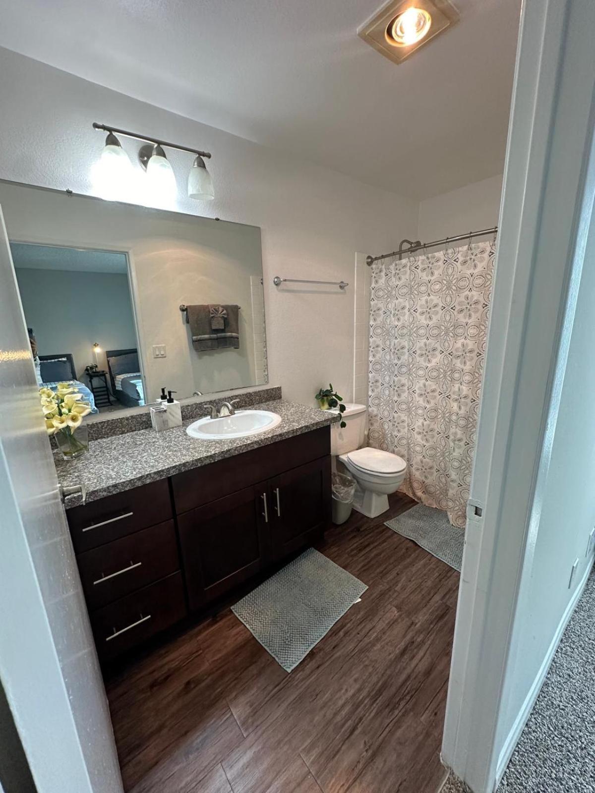 Incredible Two Bedroom Hollywood Apartments Free Parking ลอสแอนเจลิส ภายนอก รูปภาพ