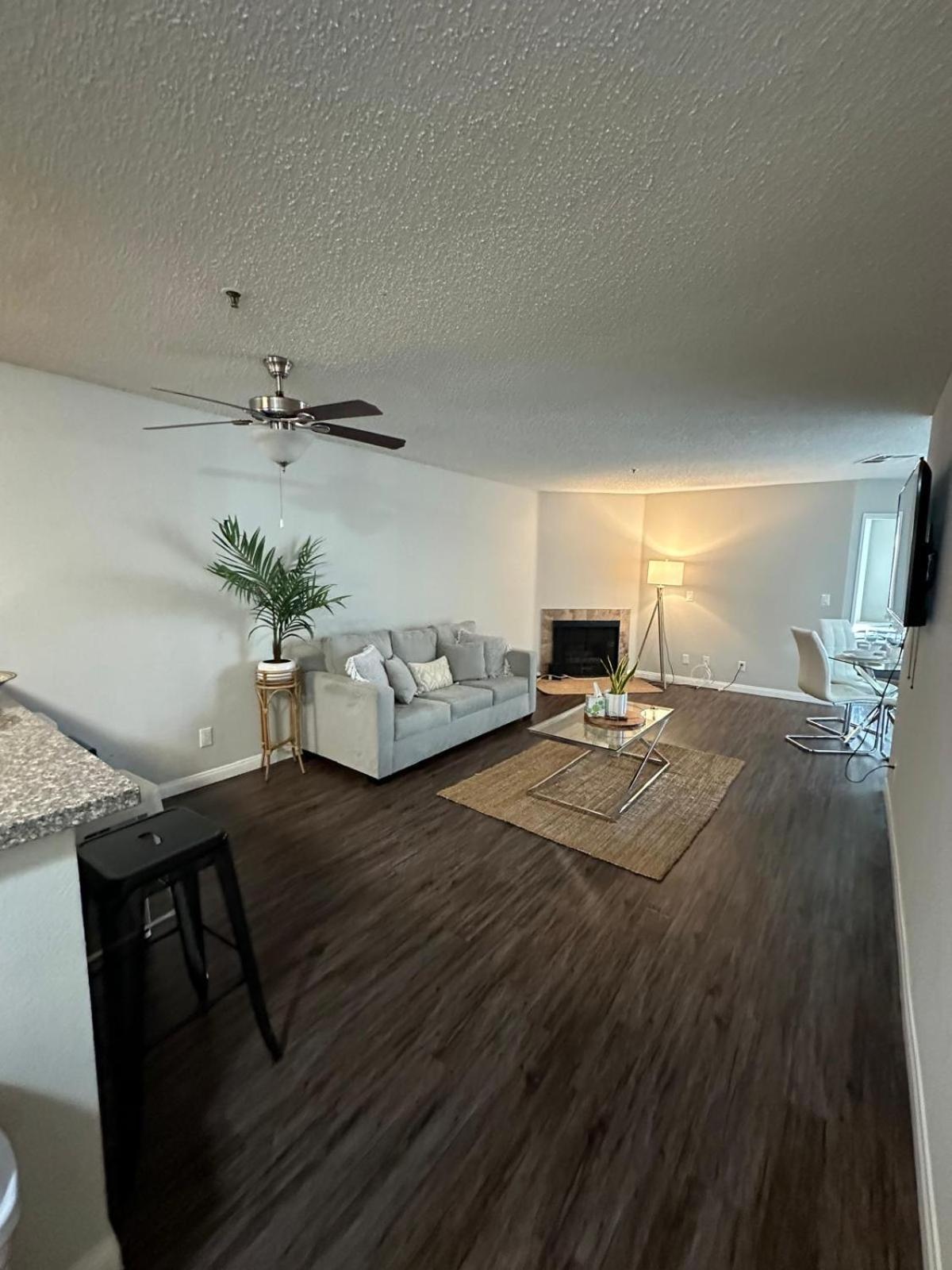 Incredible Two Bedroom Hollywood Apartments Free Parking ลอสแอนเจลิส ภายนอก รูปภาพ
