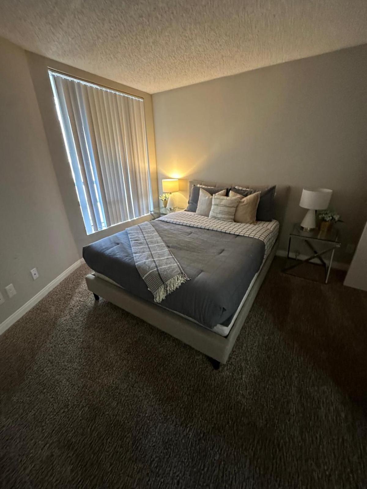 Incredible Two Bedroom Hollywood Apartments Free Parking ลอสแอนเจลิส ภายนอก รูปภาพ
