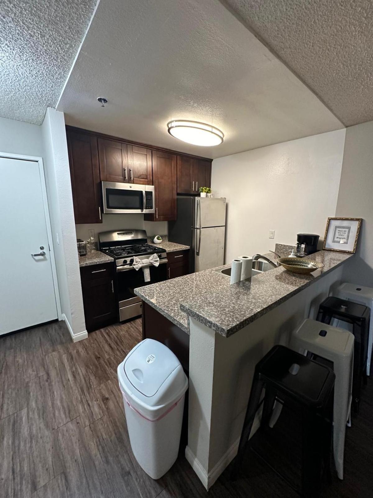 Incredible Two Bedroom Hollywood Apartments Free Parking ลอสแอนเจลิส ภายนอก รูปภาพ