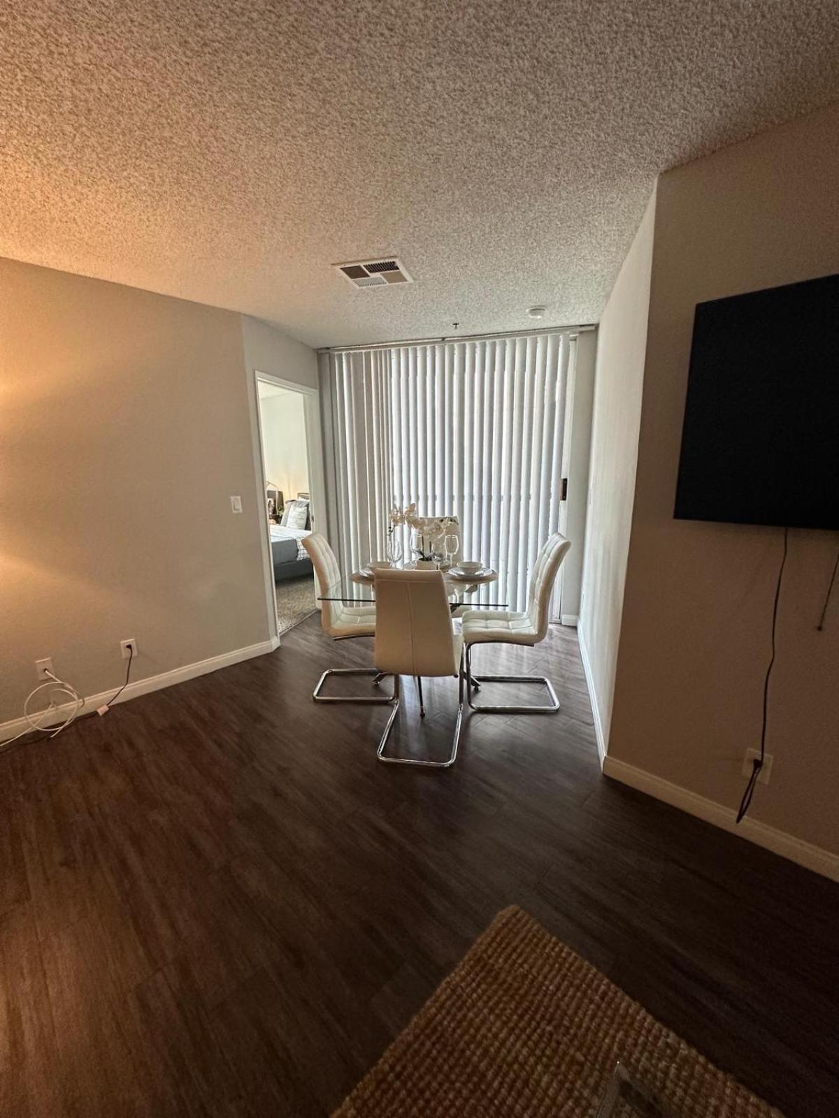 Incredible Two Bedroom Hollywood Apartments Free Parking ลอสแอนเจลิส ภายนอก รูปภาพ