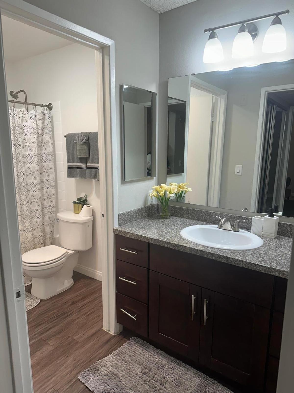 Incredible Two Bedroom Hollywood Apartments Free Parking ลอสแอนเจลิส ภายนอก รูปภาพ