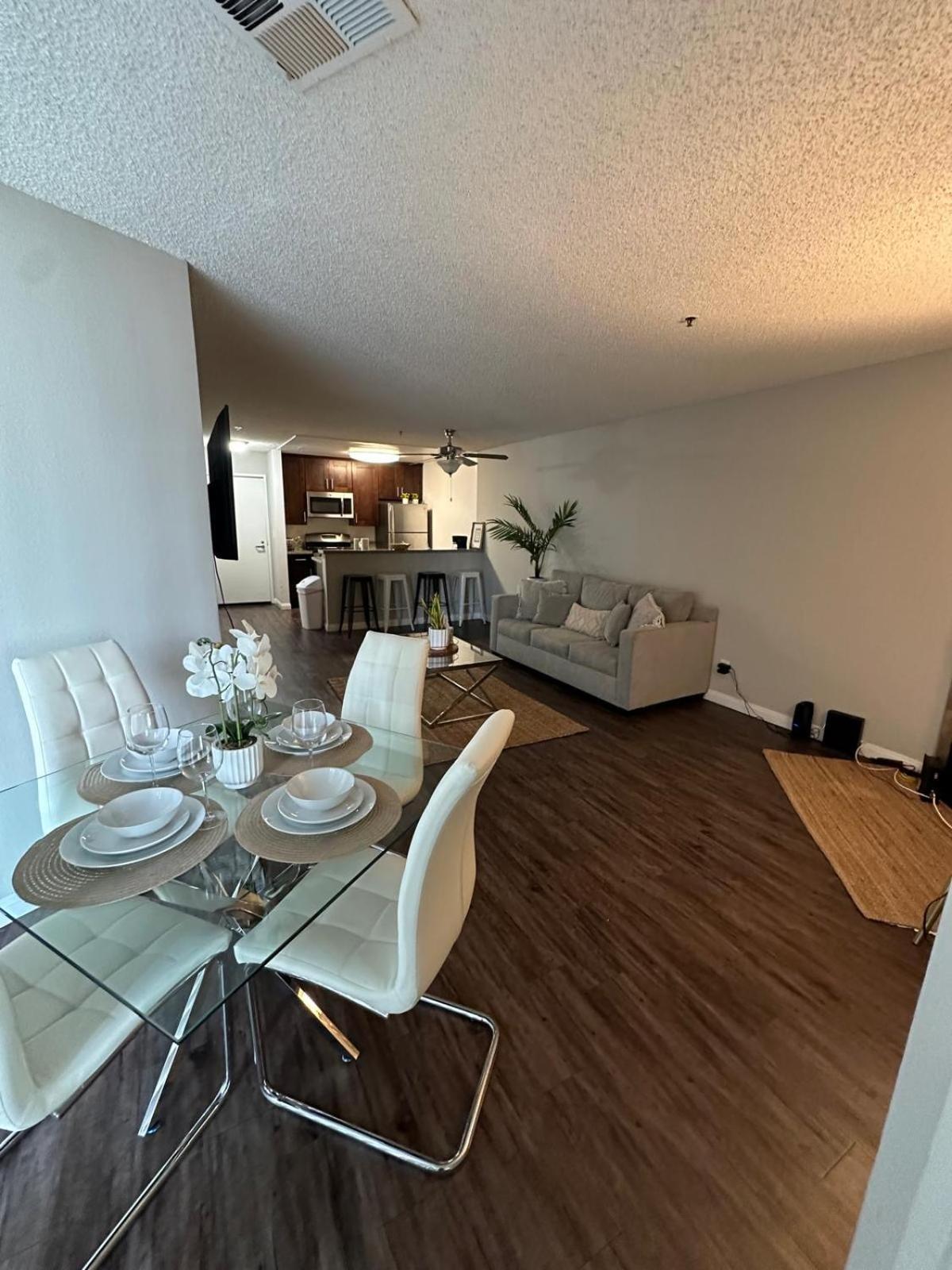 Incredible Two Bedroom Hollywood Apartments Free Parking ลอสแอนเจลิส ภายนอก รูปภาพ