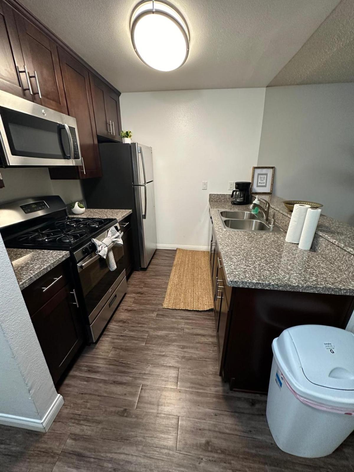 Incredible Two Bedroom Hollywood Apartments Free Parking ลอสแอนเจลิส ภายนอก รูปภาพ