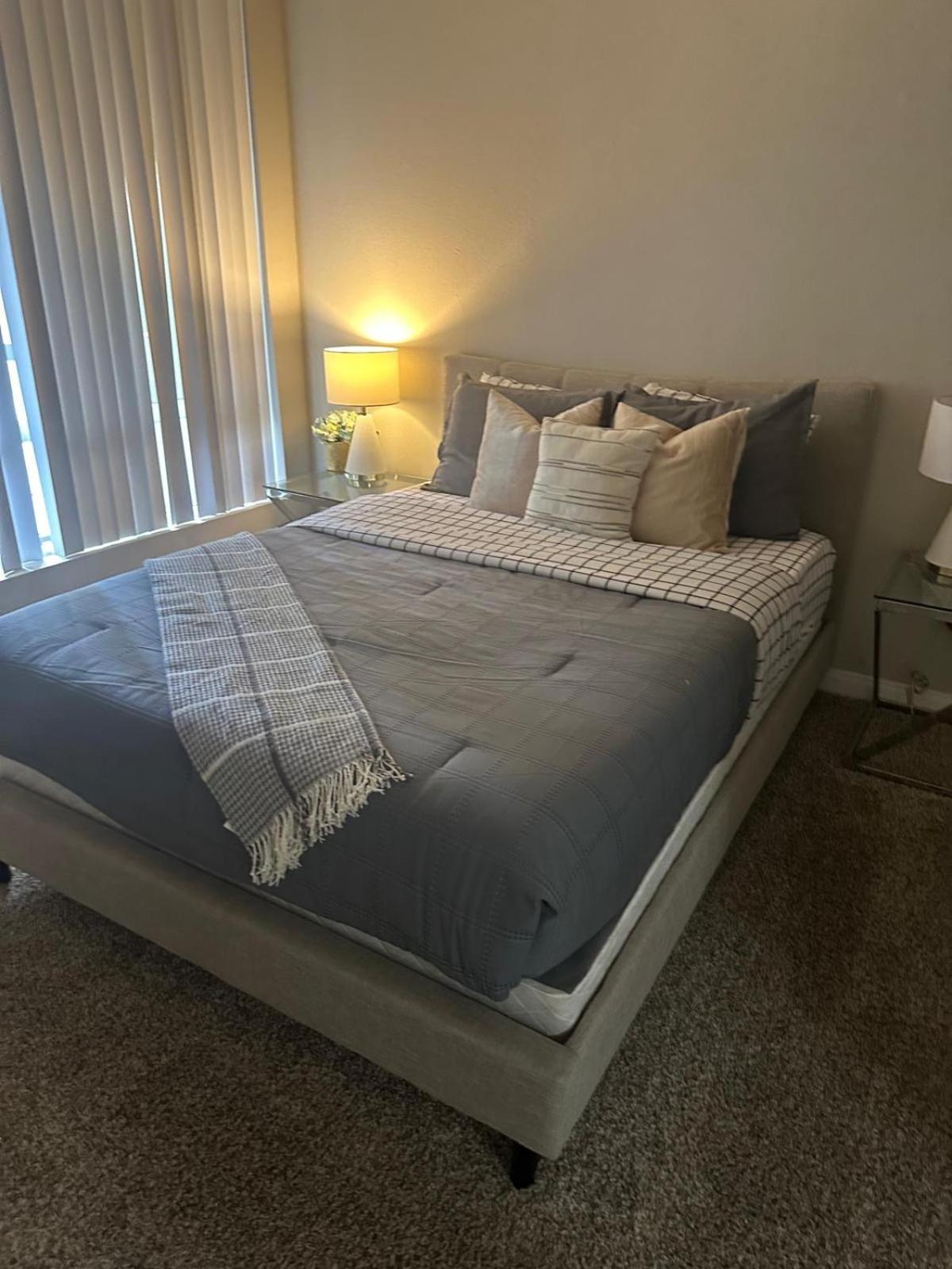 Incredible Two Bedroom Hollywood Apartments Free Parking ลอสแอนเจลิส ภายนอก รูปภาพ