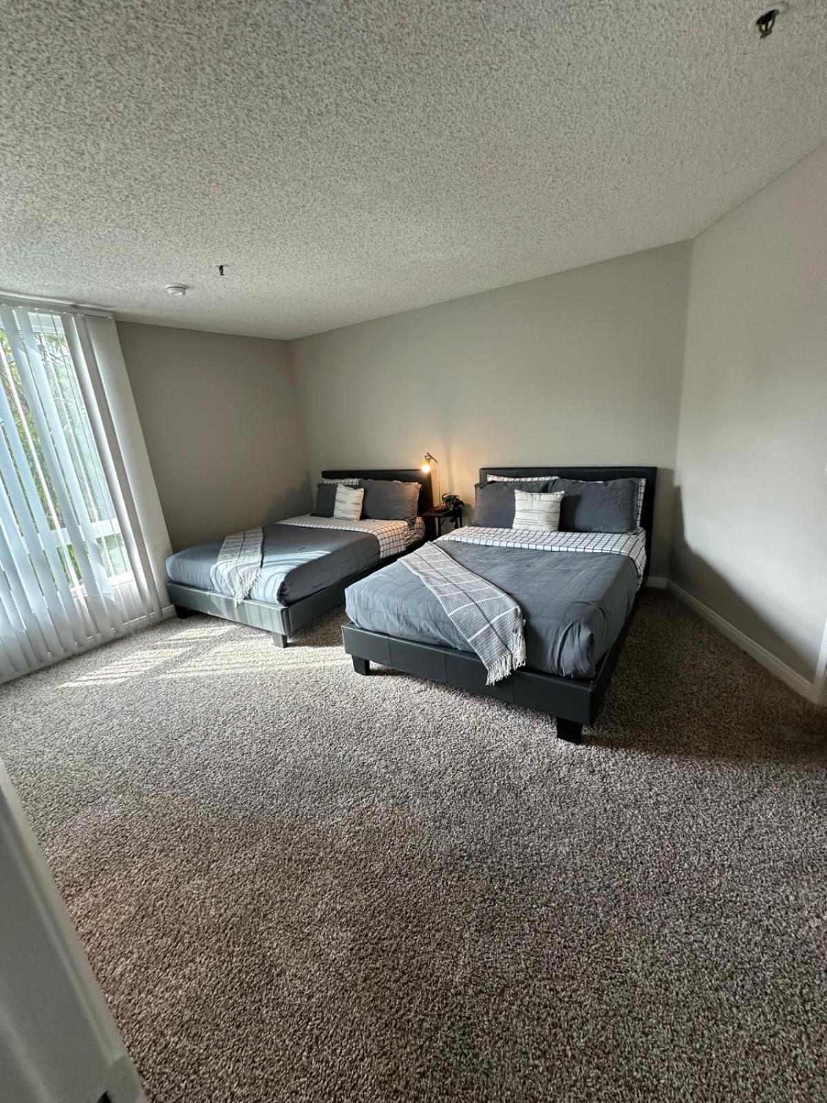 Incredible Two Bedroom Hollywood Apartments Free Parking ลอสแอนเจลิส ภายนอก รูปภาพ