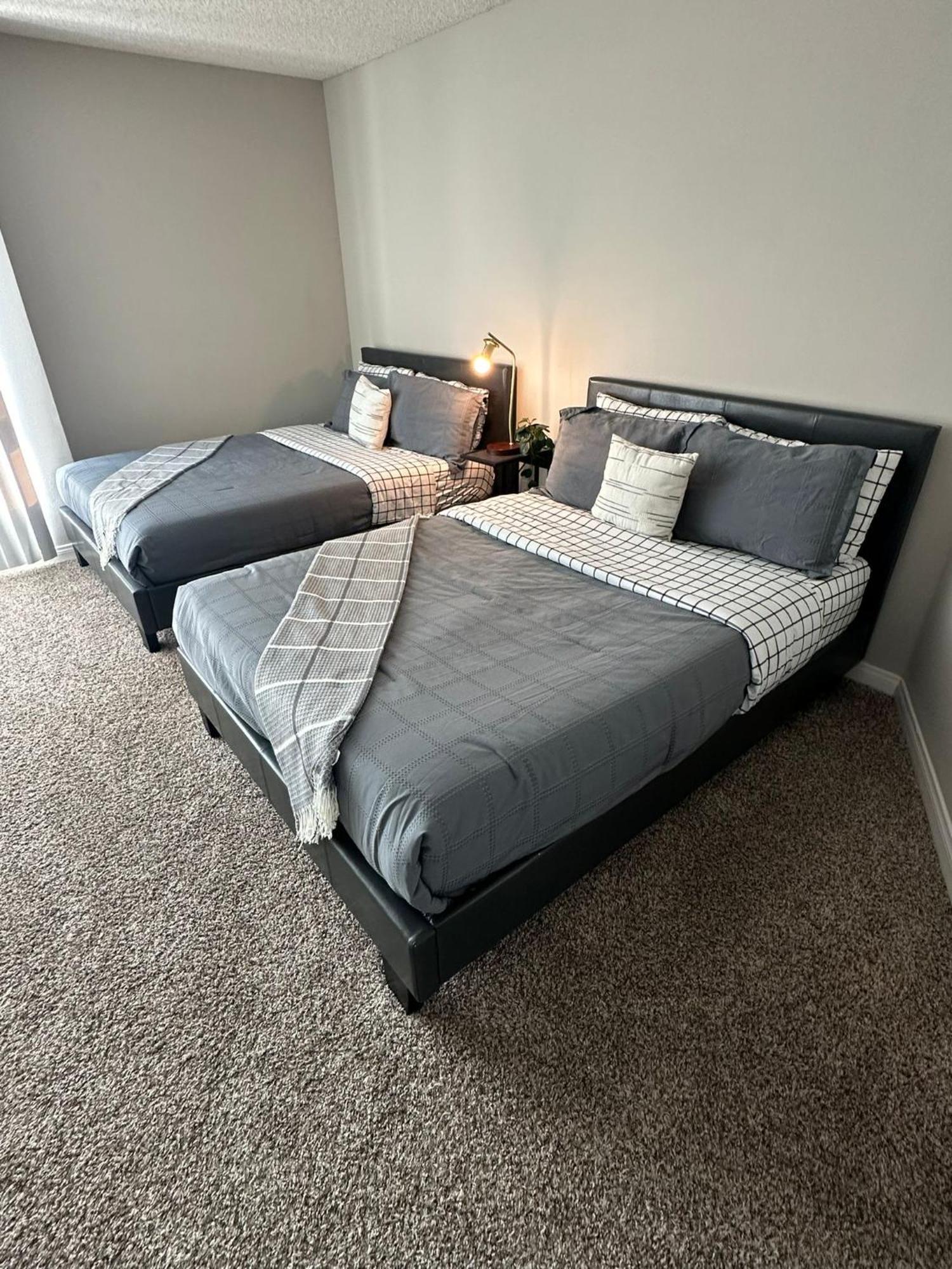 Incredible Two Bedroom Hollywood Apartments Free Parking ลอสแอนเจลิส ภายนอก รูปภาพ