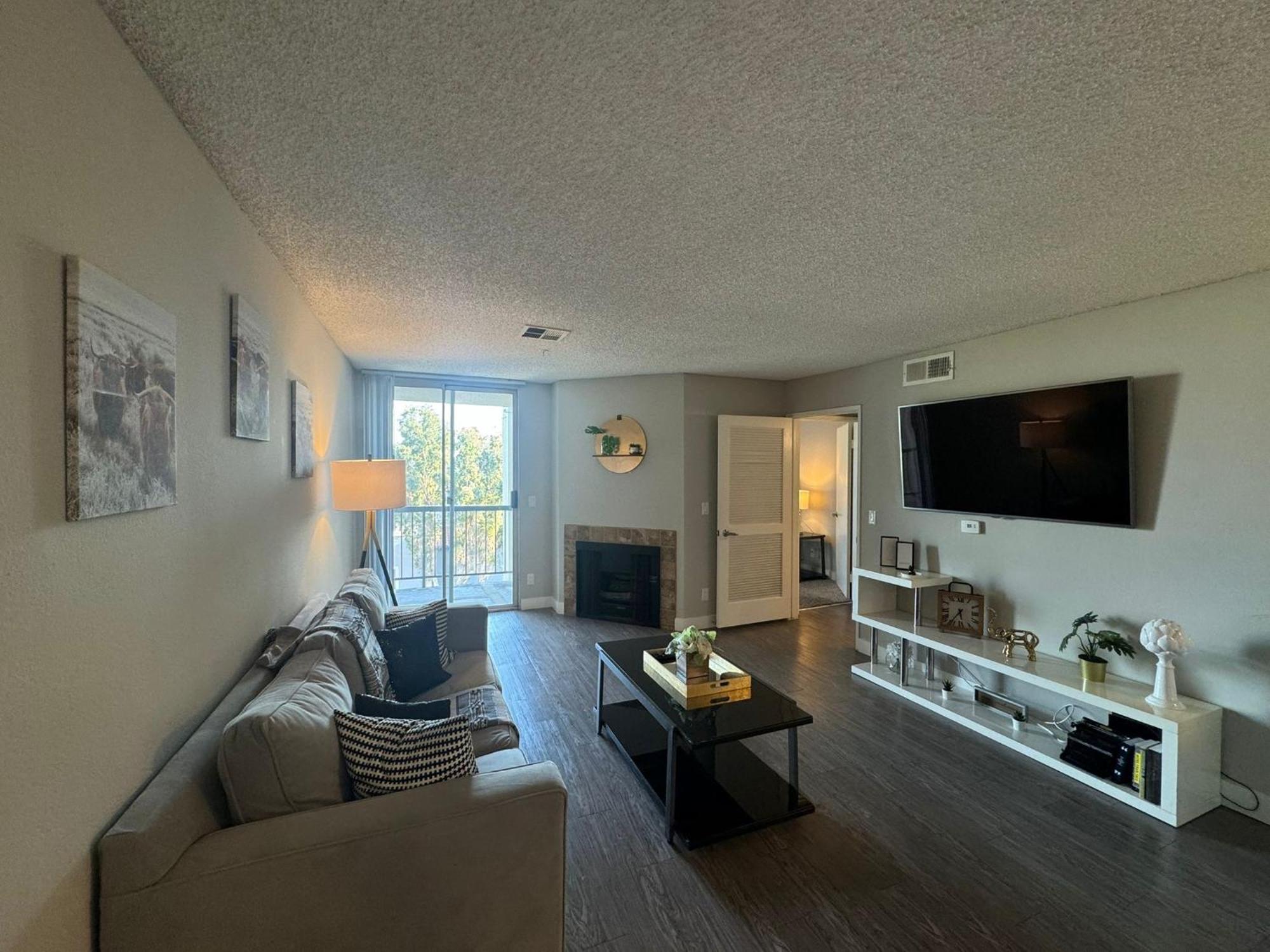 Incredible Two Bedroom Hollywood Apartments Free Parking ลอสแอนเจลิส ภายนอก รูปภาพ