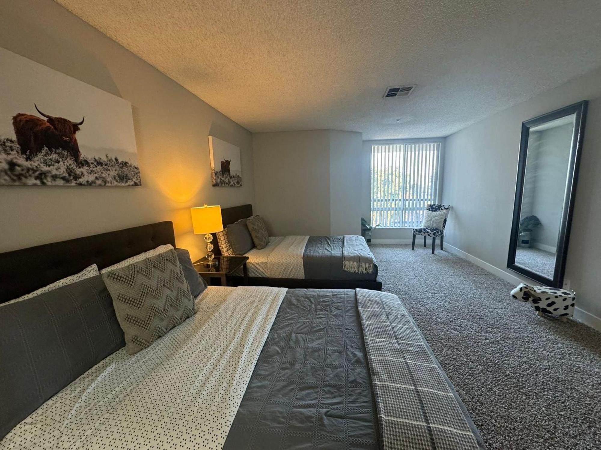 Incredible Two Bedroom Hollywood Apartments Free Parking ลอสแอนเจลิส ภายนอก รูปภาพ