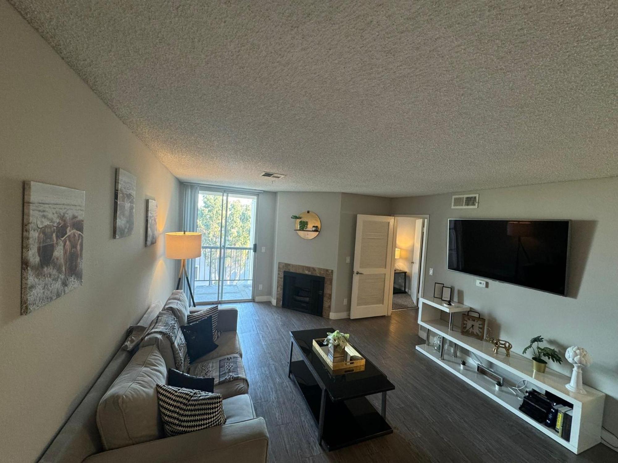 Incredible Two Bedroom Hollywood Apartments Free Parking ลอสแอนเจลิส ภายนอก รูปภาพ