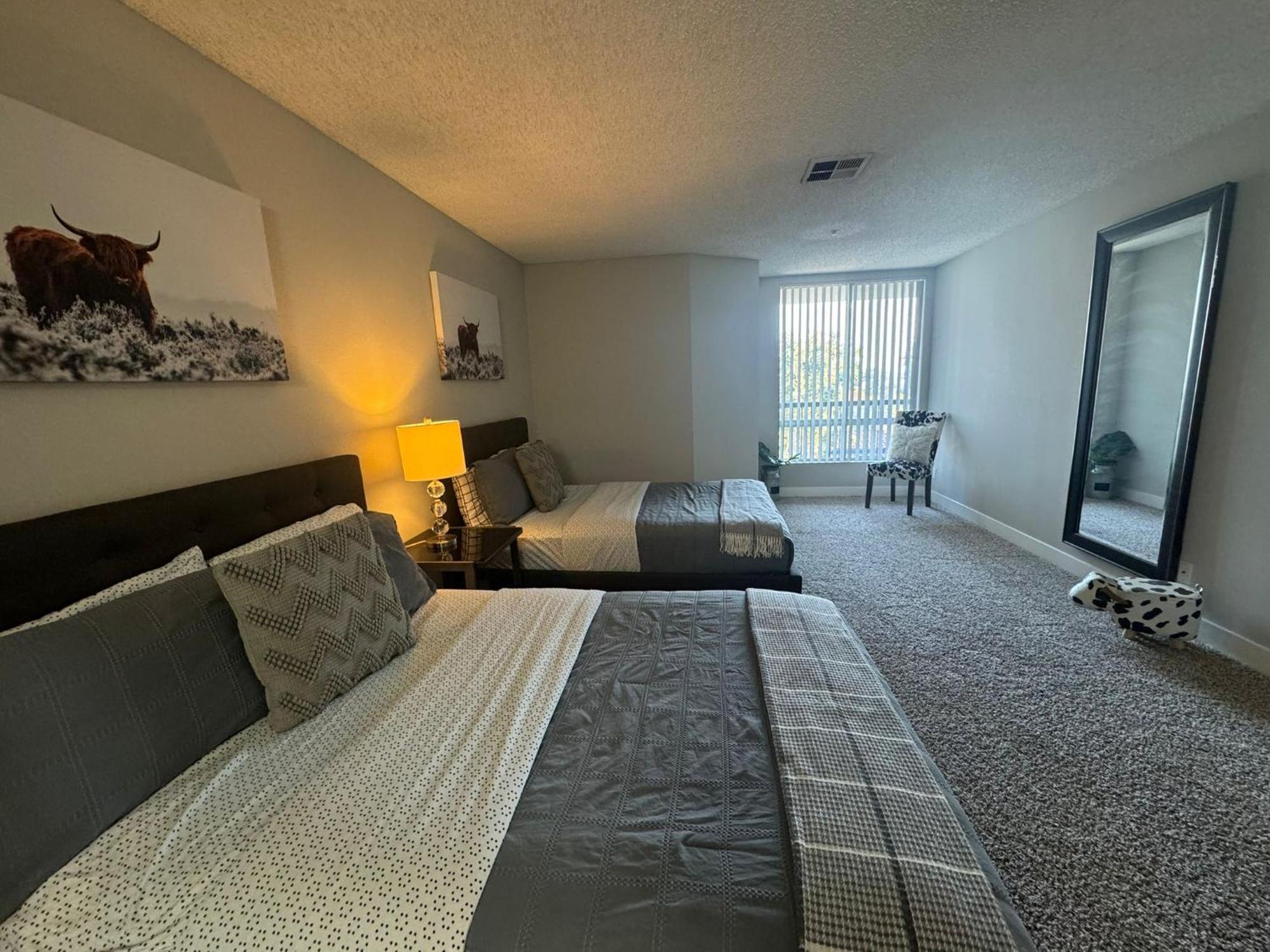 Incredible Two Bedroom Hollywood Apartments Free Parking ลอสแอนเจลิส ภายนอก รูปภาพ
