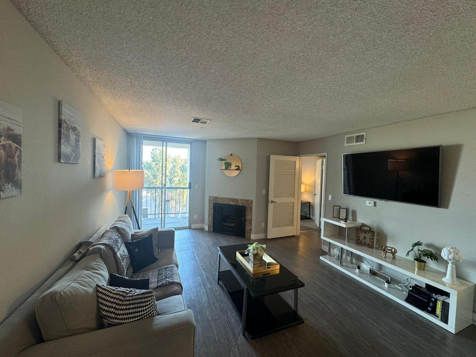 Incredible Two Bedroom Hollywood Apartments Free Parking ลอสแอนเจลิส ภายนอก รูปภาพ