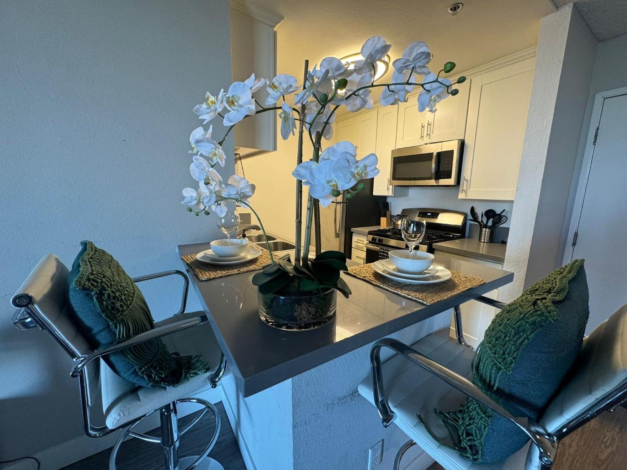 Incredible Two Bedroom Hollywood Apartments Free Parking ลอสแอนเจลิส ภายนอก รูปภาพ