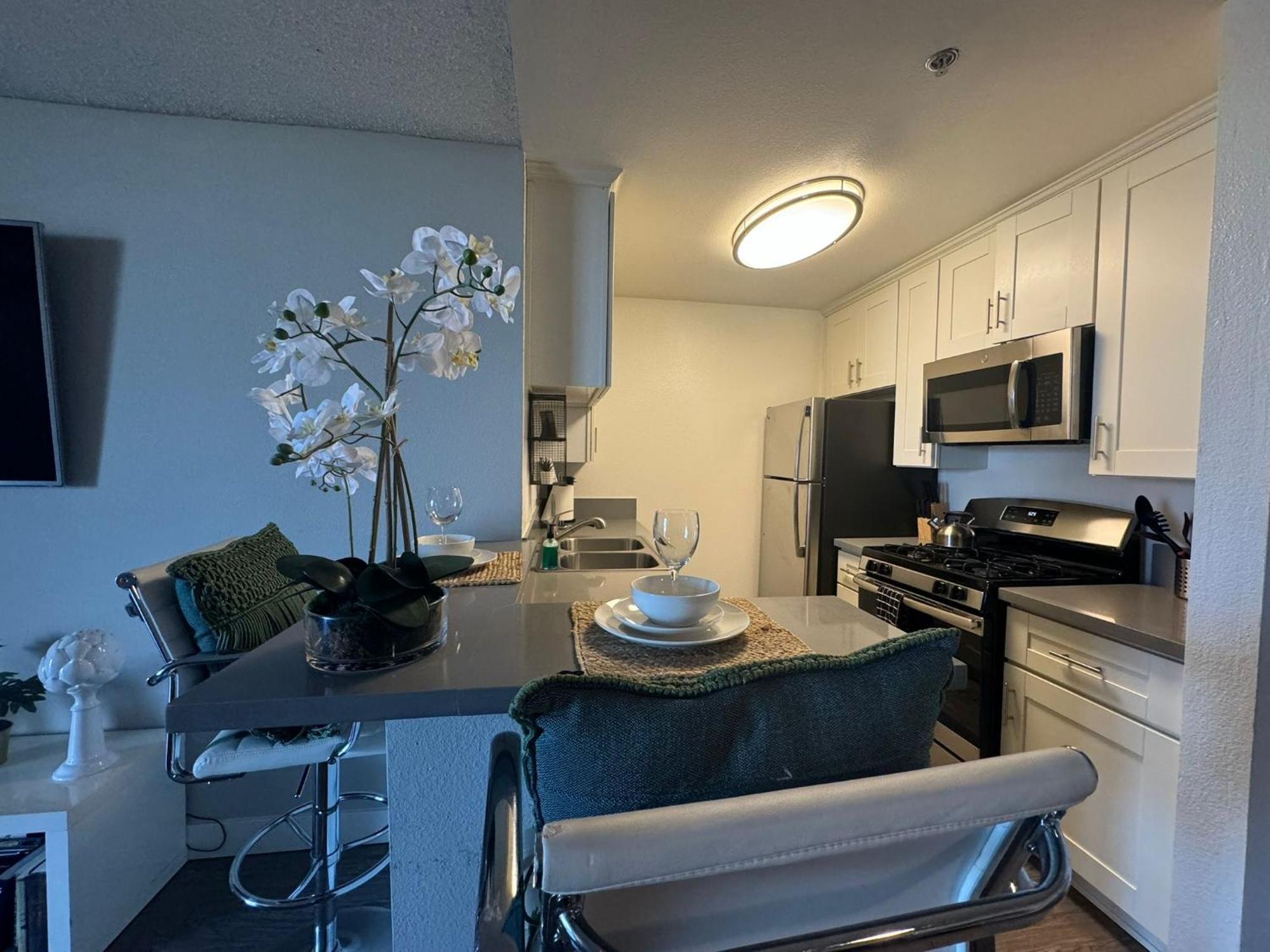 Incredible Two Bedroom Hollywood Apartments Free Parking ลอสแอนเจลิส ภายนอก รูปภาพ