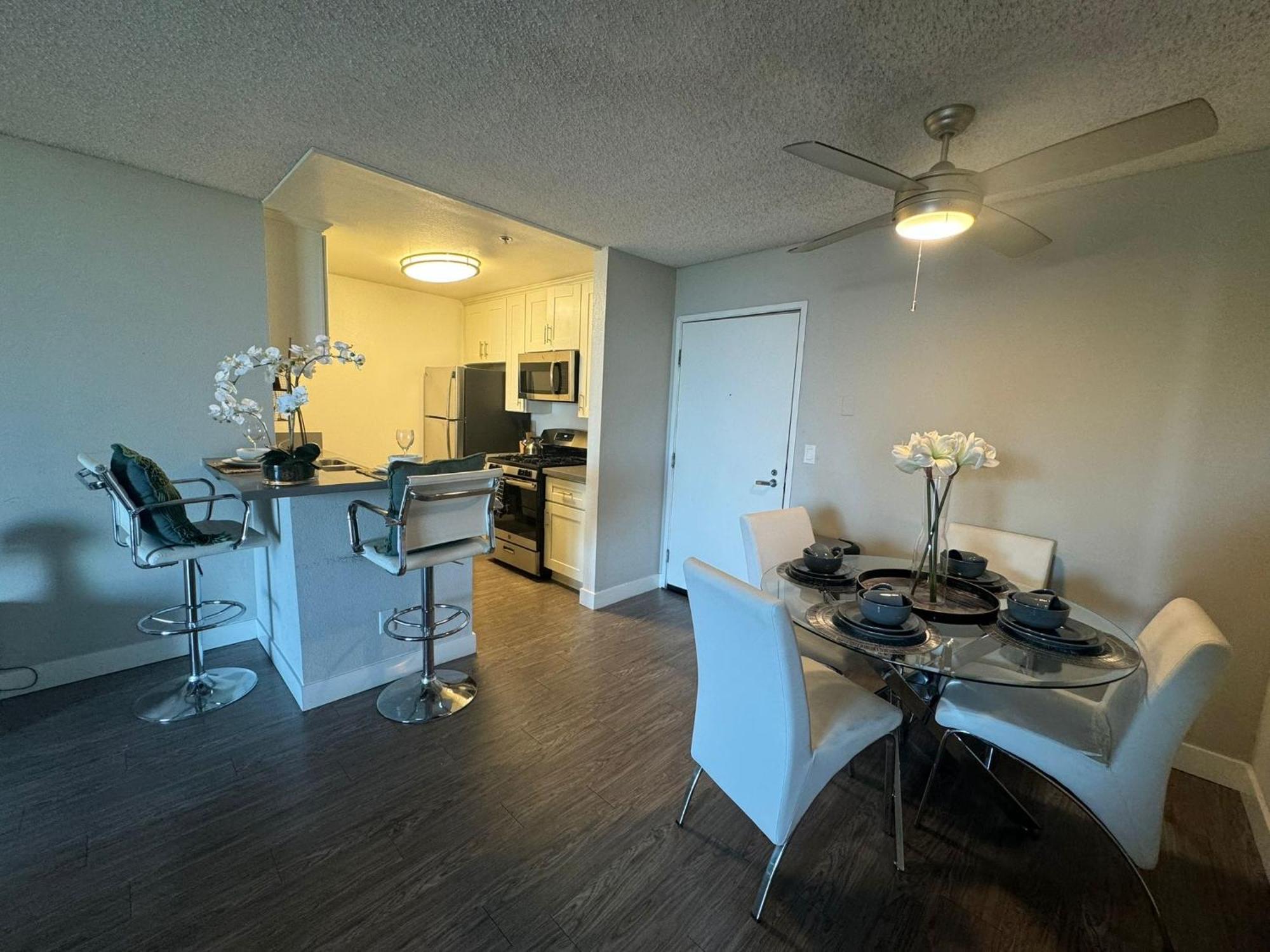 Incredible Two Bedroom Hollywood Apartments Free Parking ลอสแอนเจลิส ภายนอก รูปภาพ