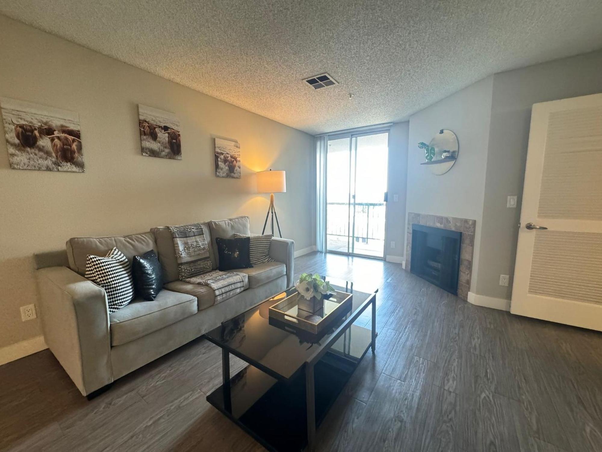 Incredible Two Bedroom Hollywood Apartments Free Parking ลอสแอนเจลิส ภายนอก รูปภาพ