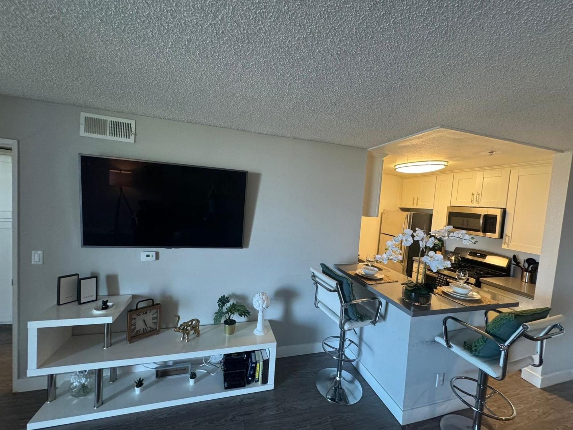 Incredible Two Bedroom Hollywood Apartments Free Parking ลอสแอนเจลิส ภายนอก รูปภาพ