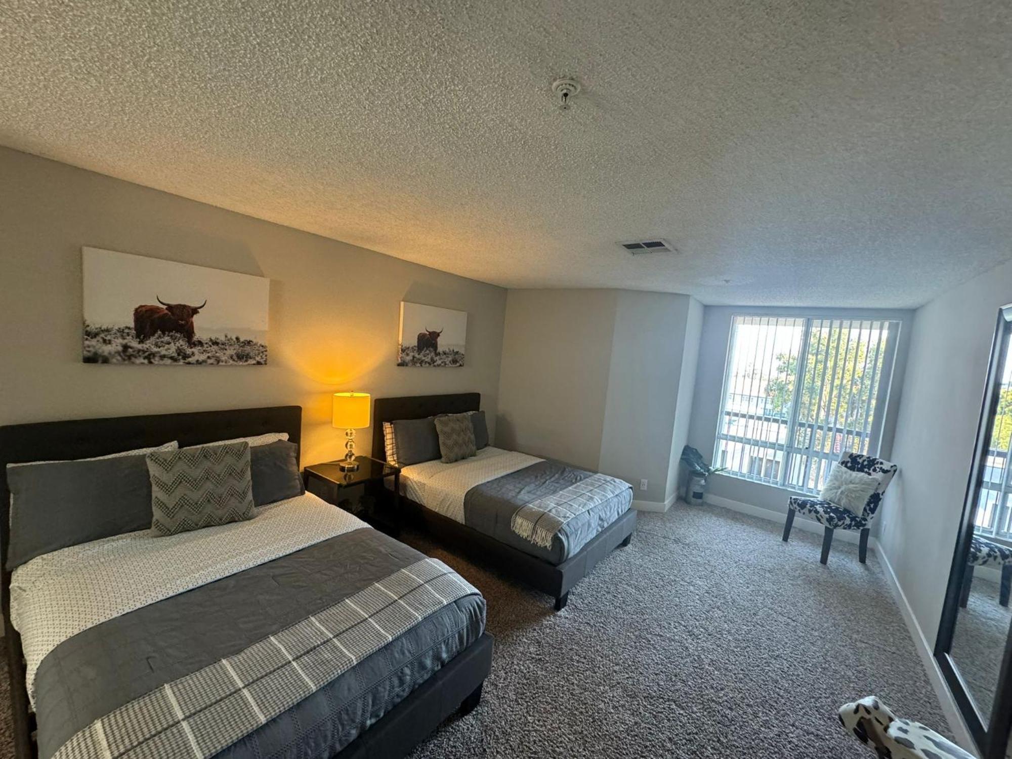 Incredible Two Bedroom Hollywood Apartments Free Parking ลอสแอนเจลิส ภายนอก รูปภาพ