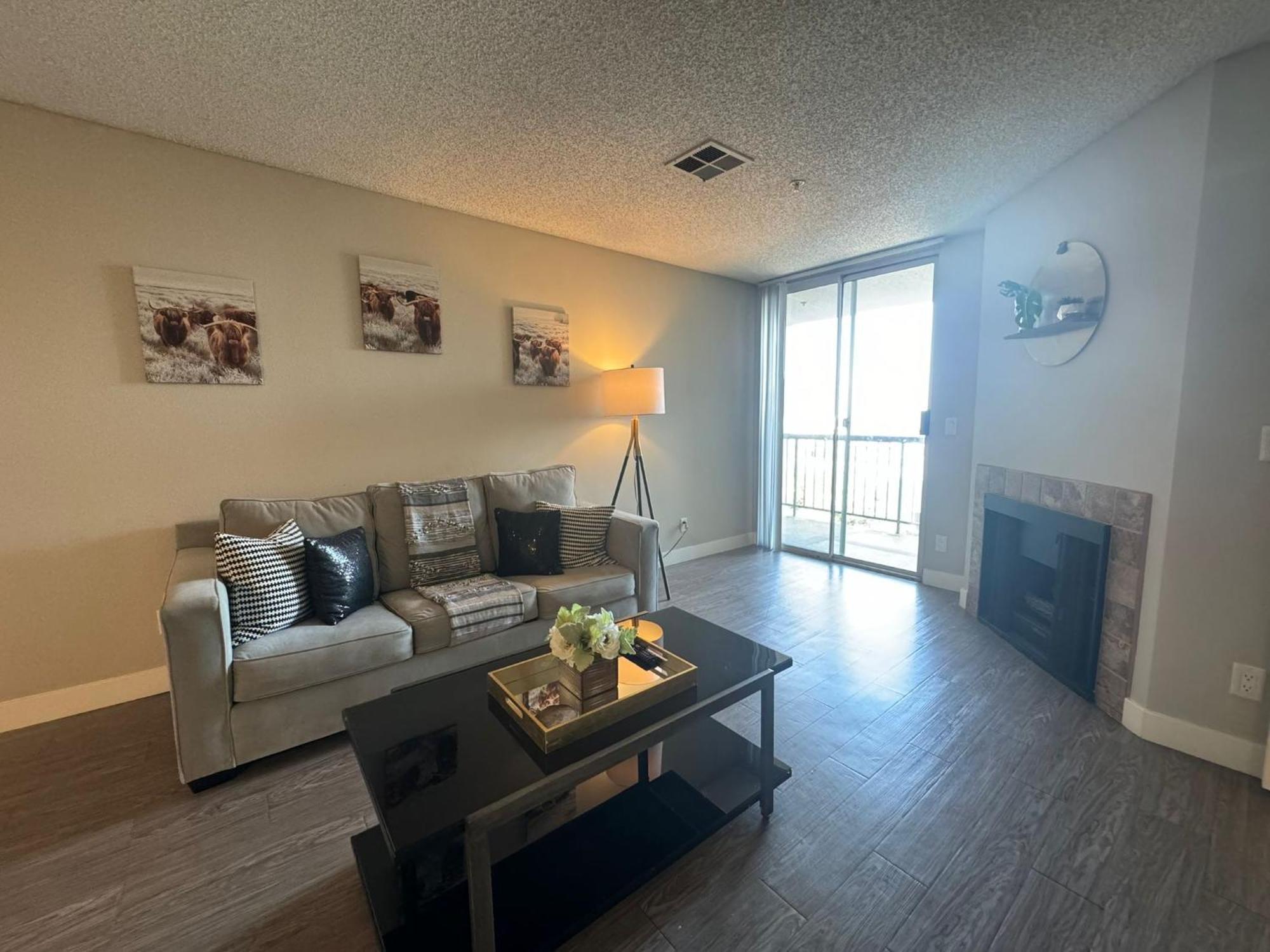 Incredible Two Bedroom Hollywood Apartments Free Parking ลอสแอนเจลิส ภายนอก รูปภาพ