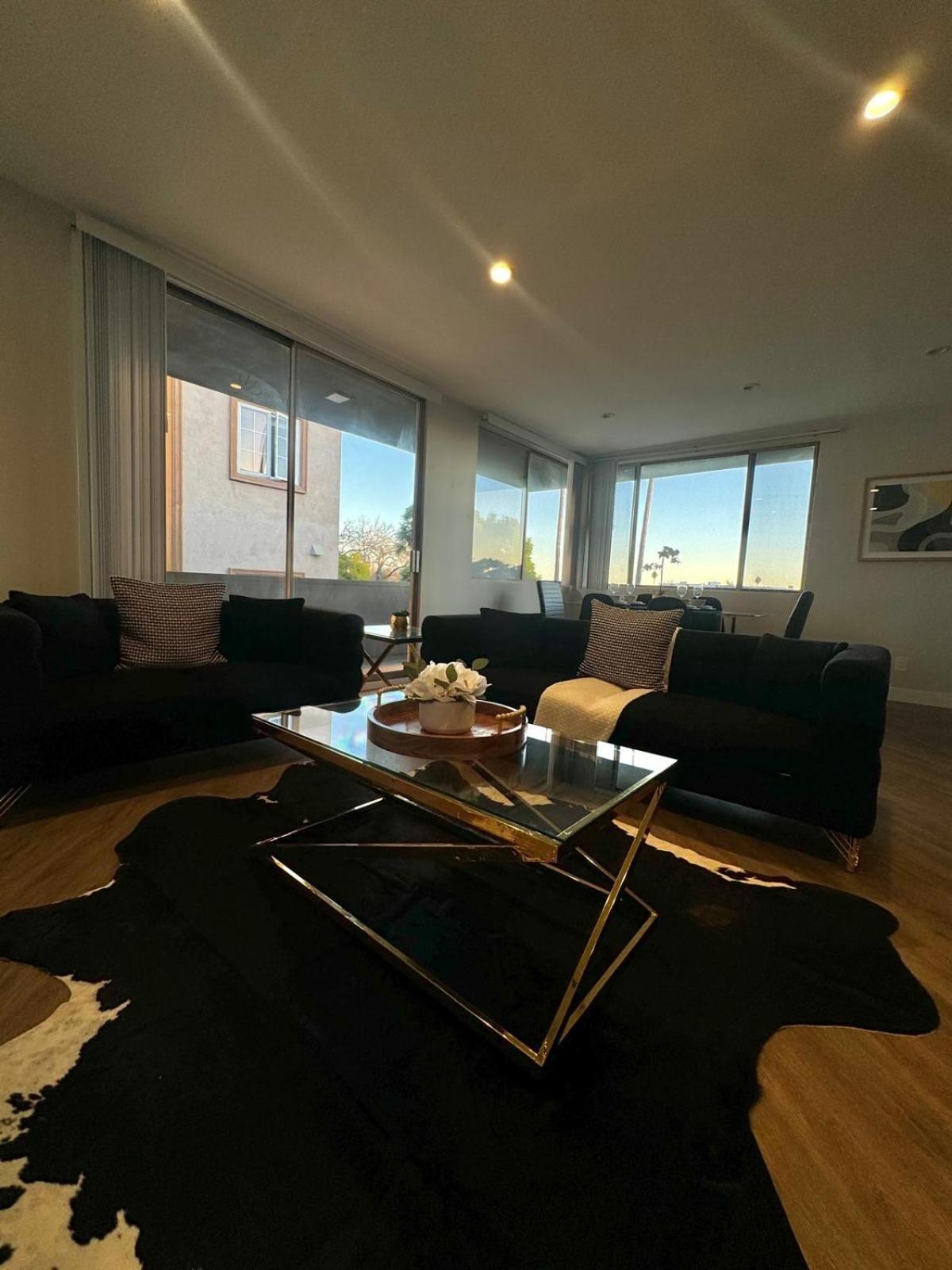 Incredible Two Bedroom Hollywood Apartments Free Parking ลอสแอนเจลิส ภายนอก รูปภาพ