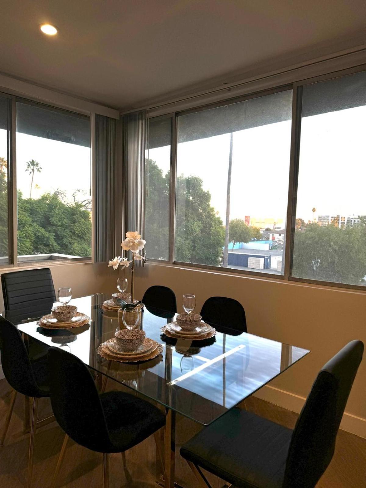 Incredible Two Bedroom Hollywood Apartments Free Parking ลอสแอนเจลิส ภายนอก รูปภาพ