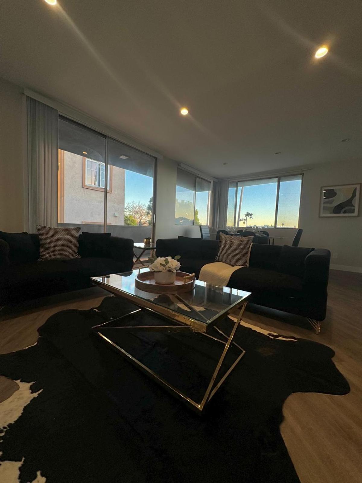 Incredible Two Bedroom Hollywood Apartments Free Parking ลอสแอนเจลิส ภายนอก รูปภาพ