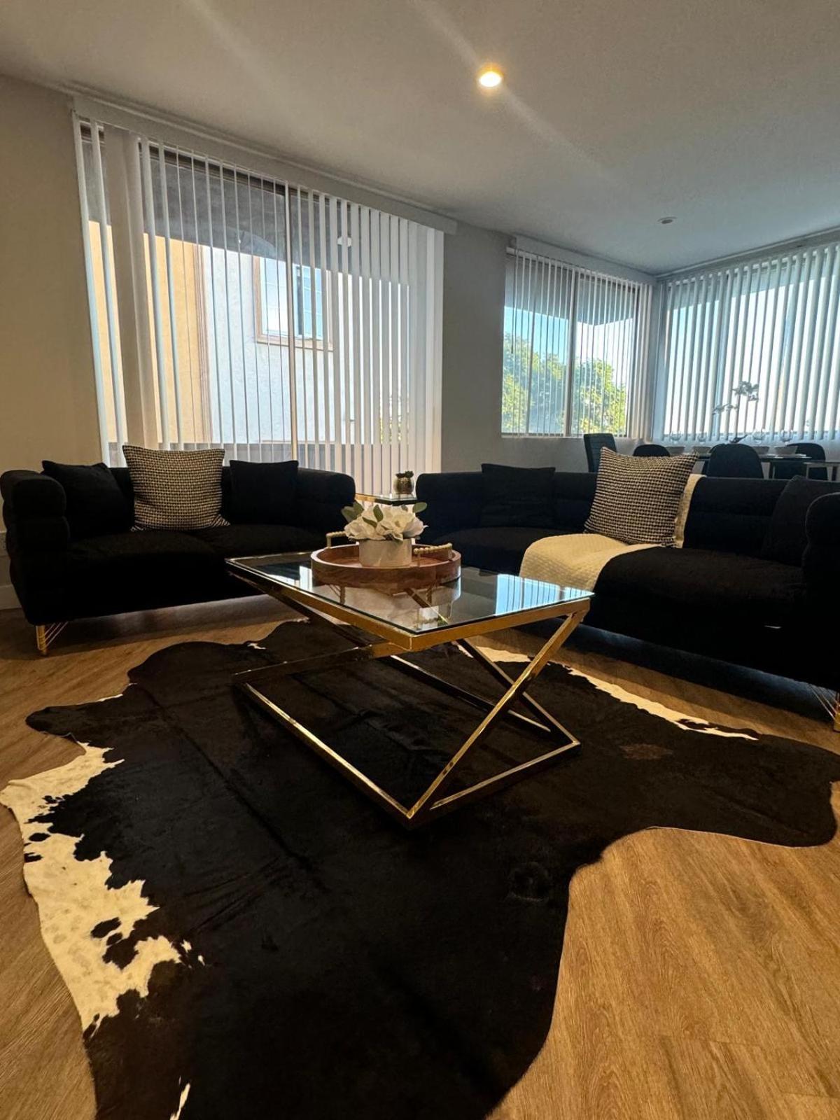 Incredible Two Bedroom Hollywood Apartments Free Parking ลอสแอนเจลิส ภายนอก รูปภาพ