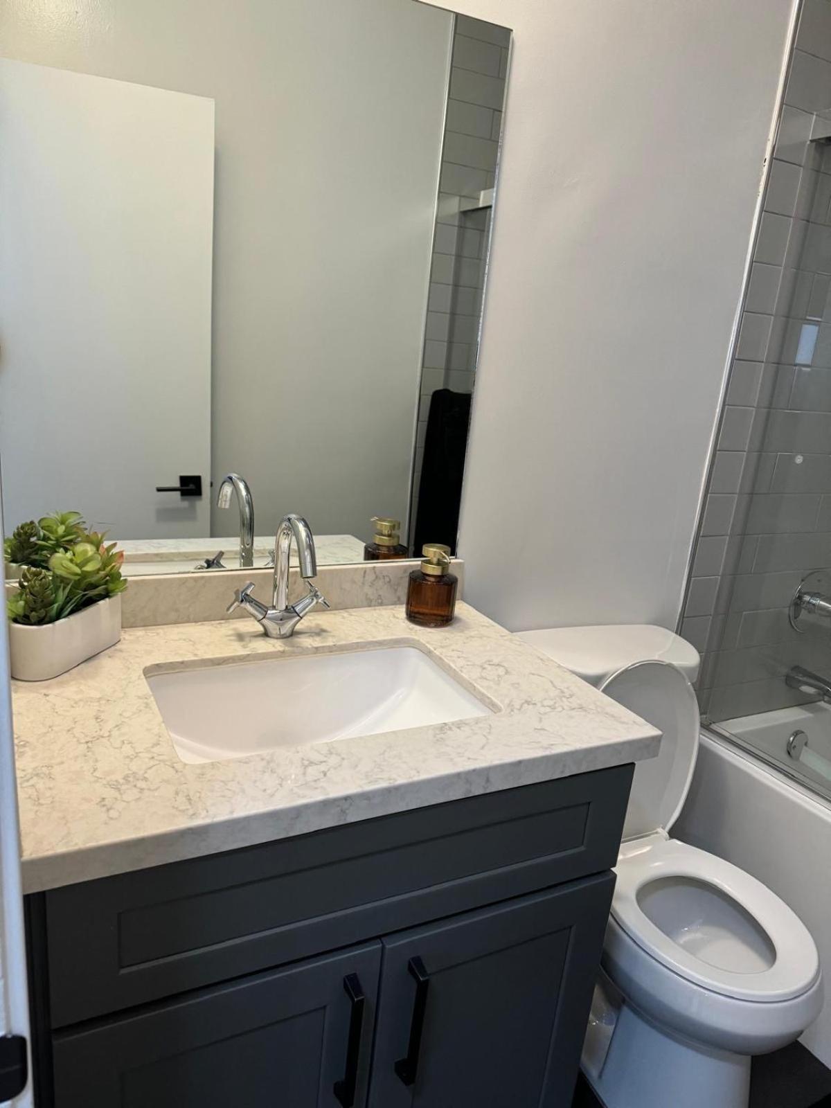 Incredible Two Bedroom Hollywood Apartments Free Parking ลอสแอนเจลิส ภายนอก รูปภาพ