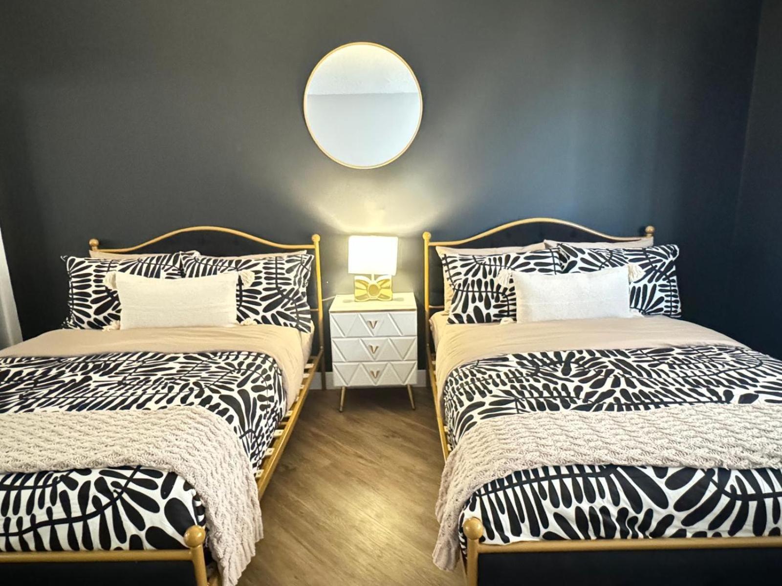 Incredible Two Bedroom Hollywood Apartments Free Parking ลอสแอนเจลิส ภายนอก รูปภาพ