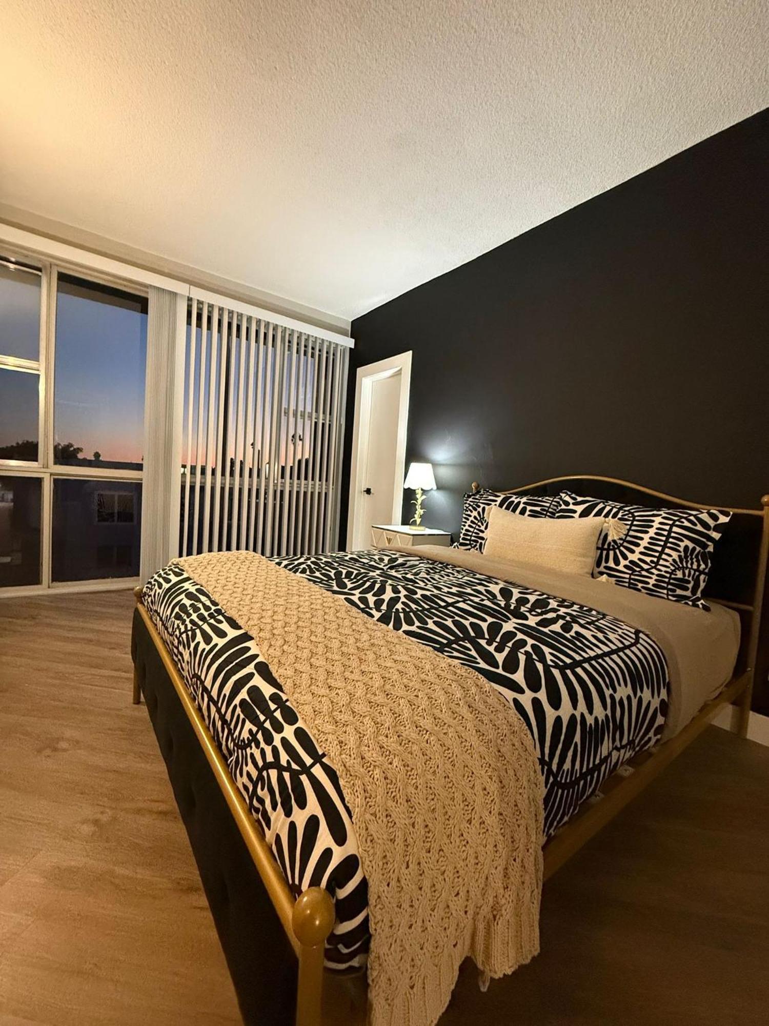 Incredible Two Bedroom Hollywood Apartments Free Parking ลอสแอนเจลิส ภายนอก รูปภาพ